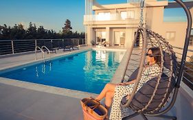 Io Luxury Pool & Hot Tub Suites